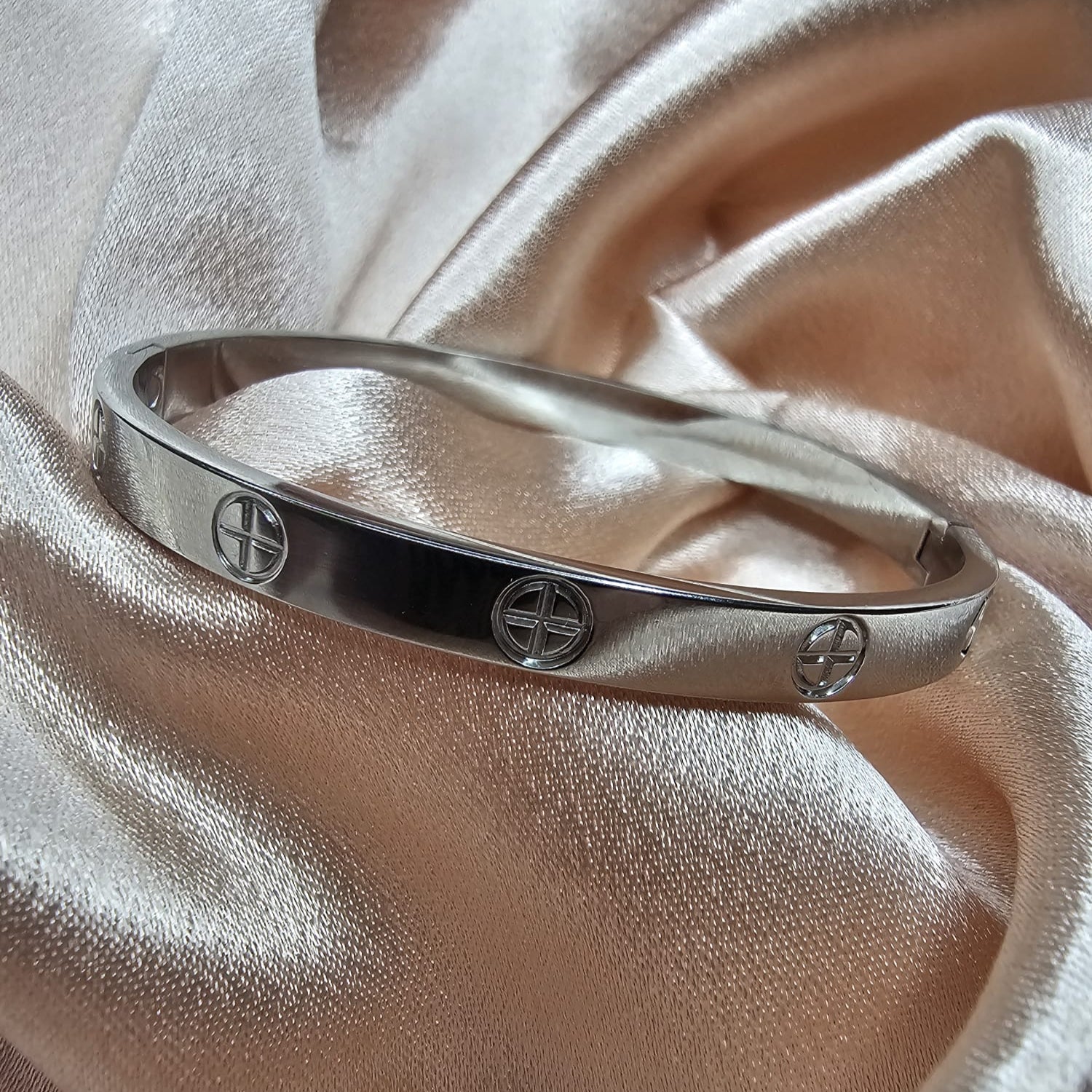 Casual Elegant Cross Shape Bangle